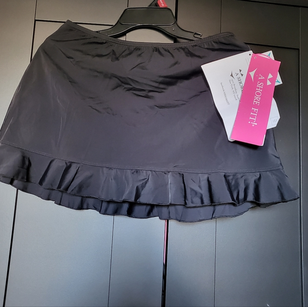 A Shore Fit Black Ruffle Hem Short Skirt